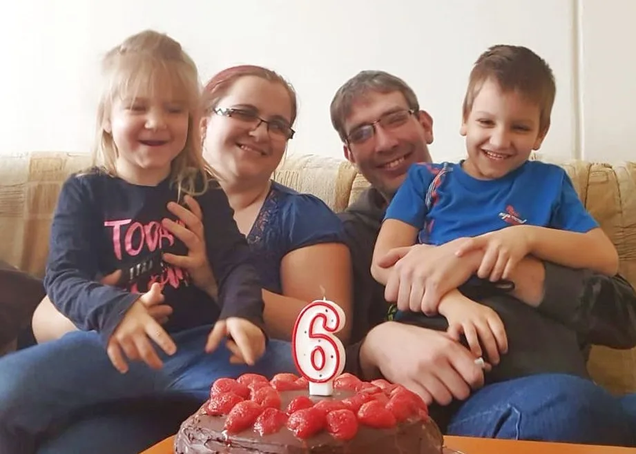 Sedmiletý Martínek dosud nemluví a je na plenách. Rodiče se přesto nevzdávají a snaží se zajistit mu léčbu
