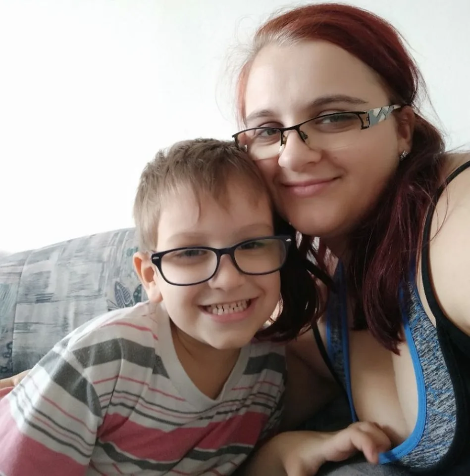 Sedmiletý Martínek dosud nemluví a je na plenách. Rodiče se přesto nevzdávají a snaží se zajistit mu léčbu