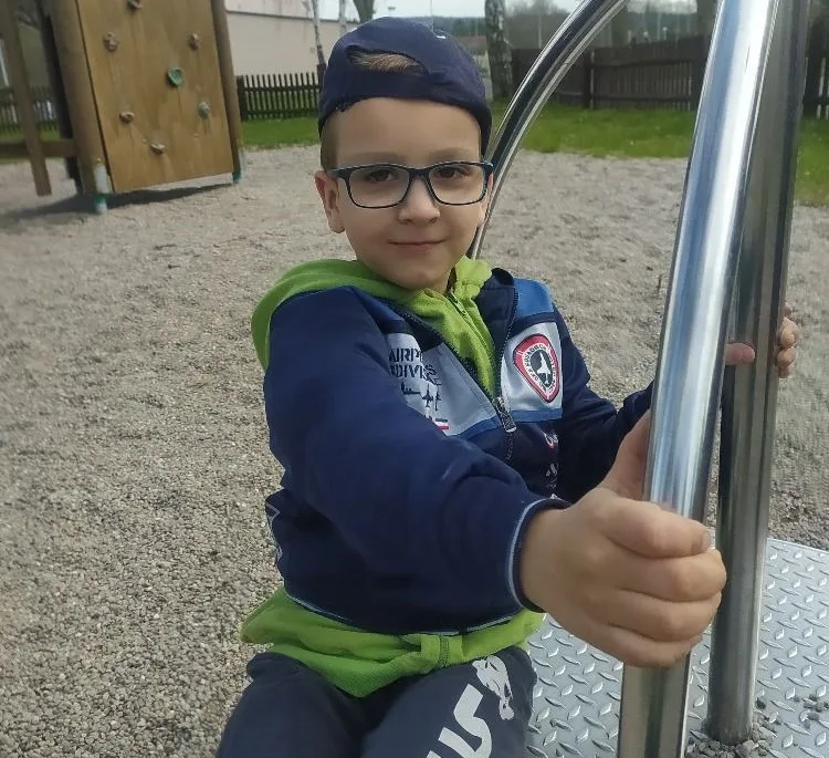 Sedmiletý Martínek dosud nemluví a je na plenách. Rodiče se přesto nevzdávají a snaží se zajistit mu léčbu