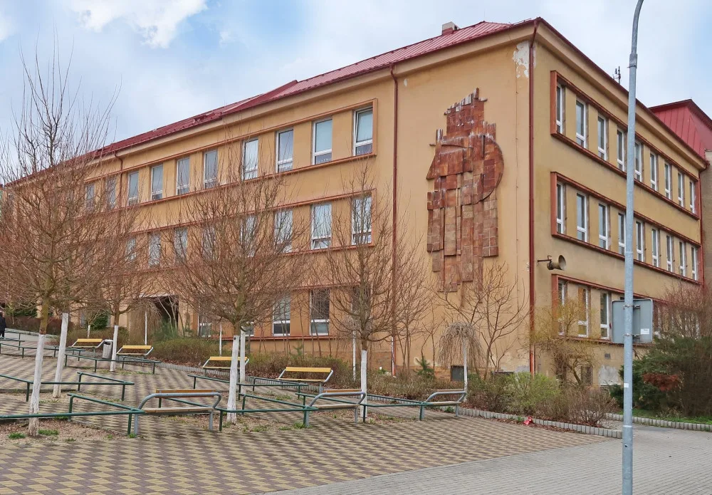 Karlovarská ODS navrhuje odstranit srp a kladivo ze základní školy.
