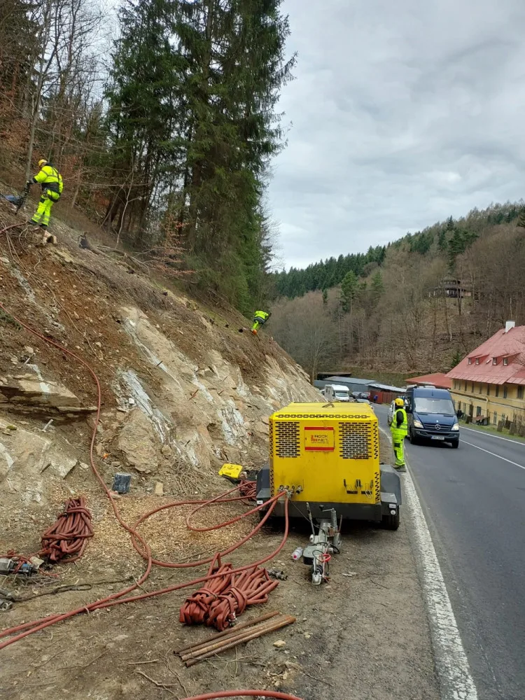 U Jáchymova začala stavba opěrné zdi. Dopravu řídí semafory