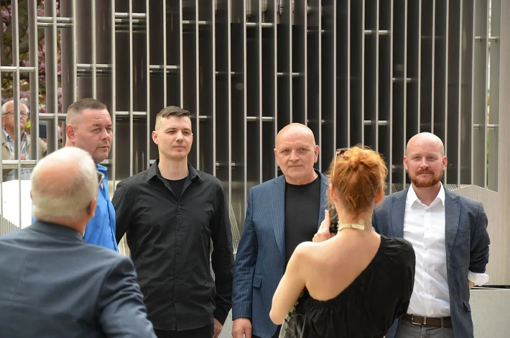 Divadelní náměstí ve Varech zdobí nová socha zakladatele