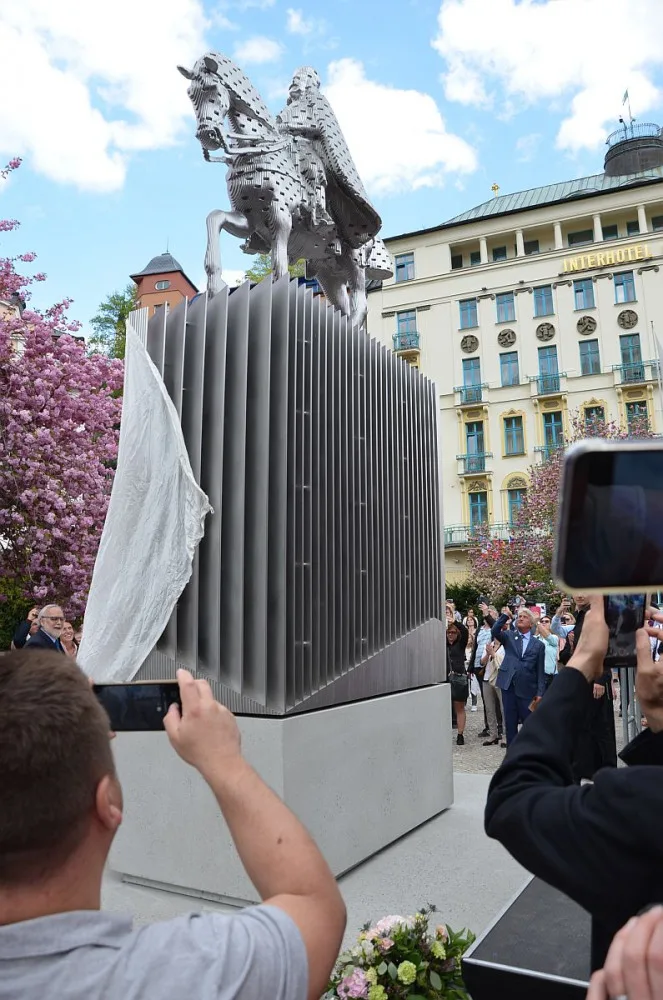 Divadelní náměstí ve Varech zdobí nová socha zakladatele