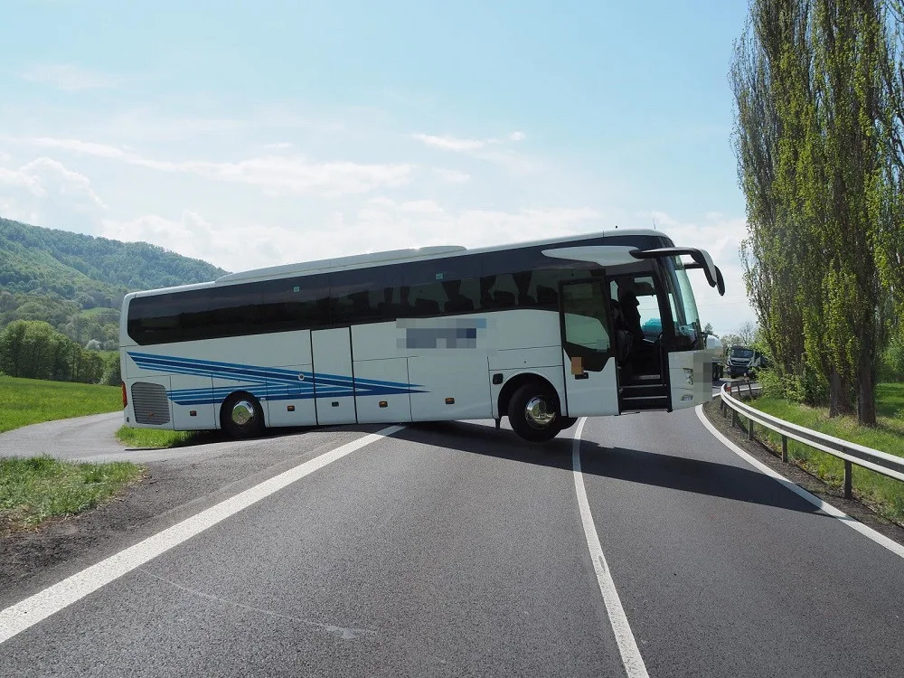Řidič autobusu uvízl uprostřed silnice při otáčení. Vysloužil si pokutu