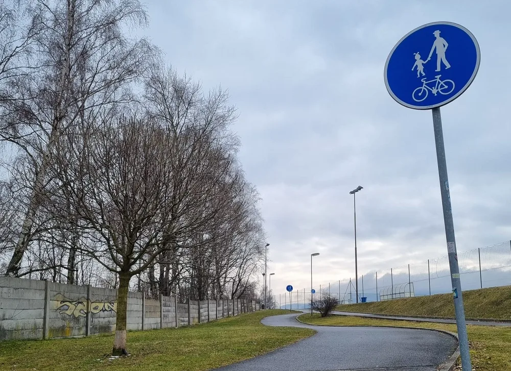 Cyklistu má na silnici chránit vyhrazený pruh. Jejich pravidla veřejnost často nezná.