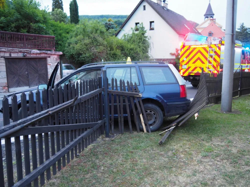 Mladík prolétl autem dvěma ploty. Až policisté zjistili, že nemá povinné ručení.