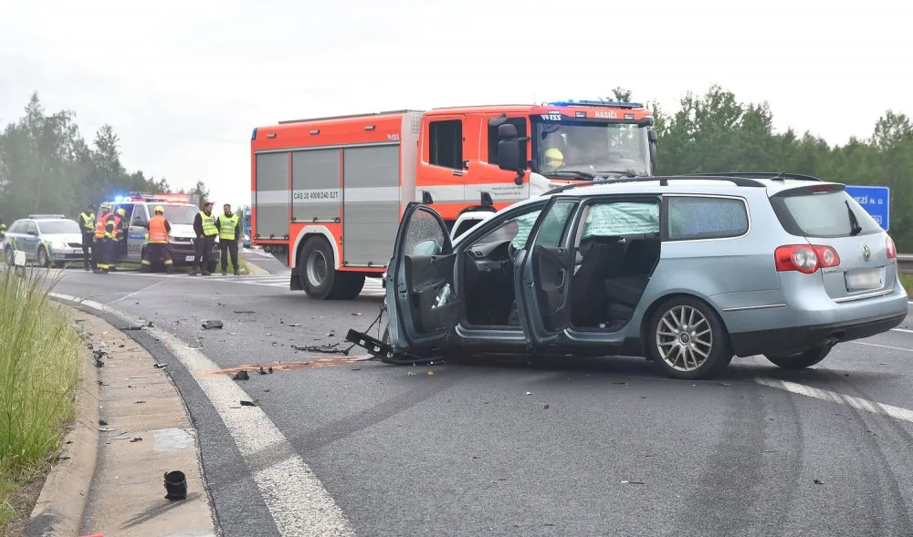 Kamion převážející nebezpečné látky skončil po střetu s osobákem převrácený mimo vozovku