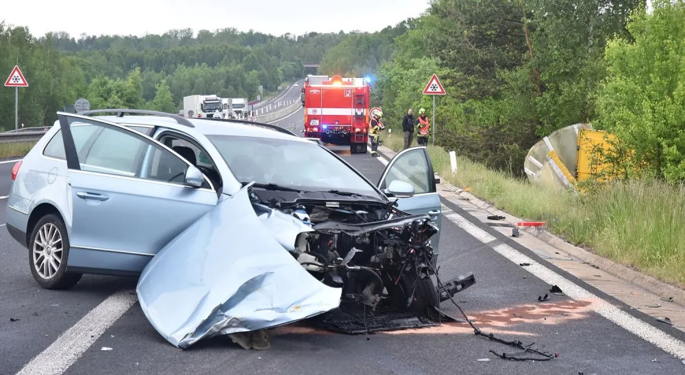 Kamion převážející nebezpečné látky skončil po střetu s osobákem převrácený mimo vozovku