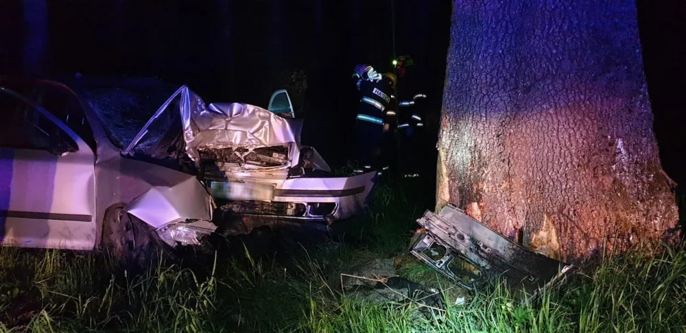 Řidič škodovky při nehodě na Karlovarsku nepřežil v noci náraz vozidla do stromu 