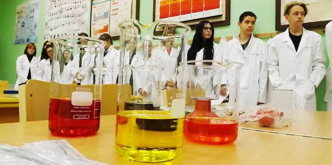 Na sokolovské základce bude při hodinách chemie zábava. Žáci dostali moderní pomůcky