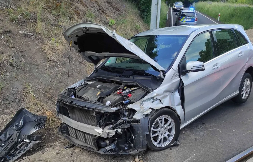 Vlak smetl osobní automobil značky Mercedes na železničním přejezdu v Hazlově
