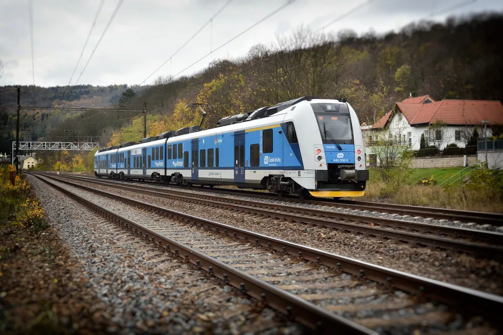 Mezi Chebem a Mariánskými lázněmi nejezdí vlaky. Na trať spadl strom
