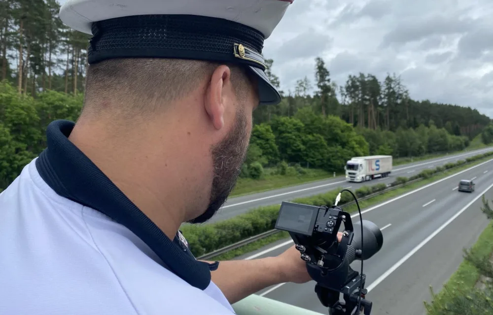 Až na jeden kilometr vidí policisté speciálním dalekohledem, zda řidič telefonuje za jízdy a není připoutaný