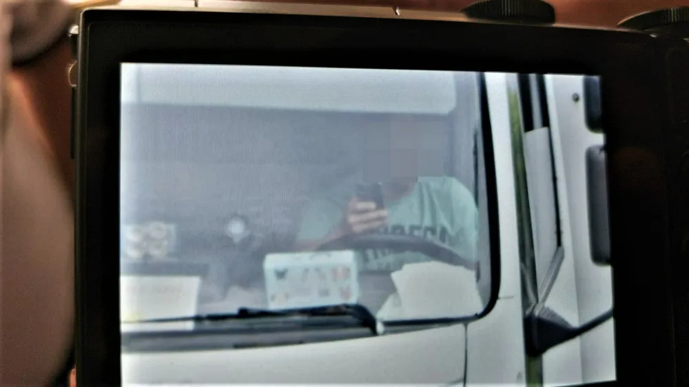 Až na jeden kilometr vidí policisté speciálním dalekohledem, zda řidič telefonuje za jízdy a není připoutaný