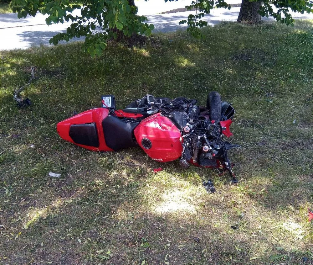 V Nejdku narazil motocyklista do zaparkovaného auta. Na místě zemřel