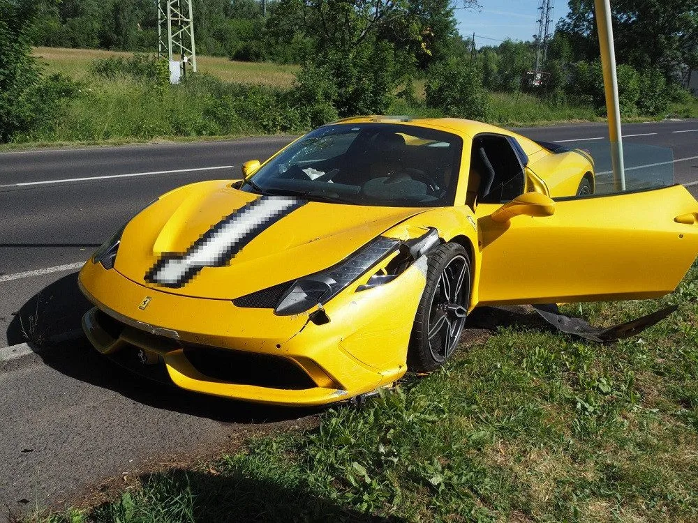 Řidič naboural Ferrari, škoda je přes dva miliony korun