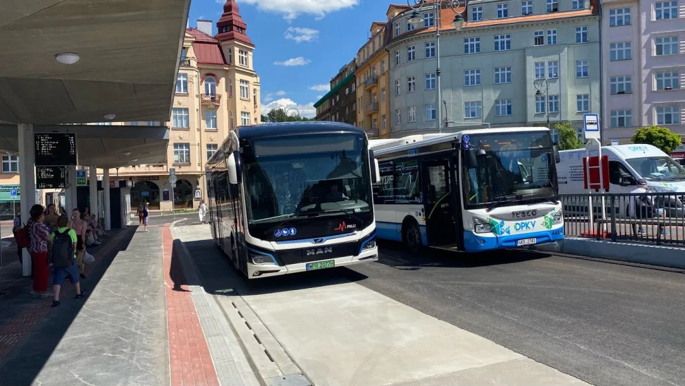 Karlovarský dopravní podnik hledí do budoucnosti, na linkách testuje první elektrobus