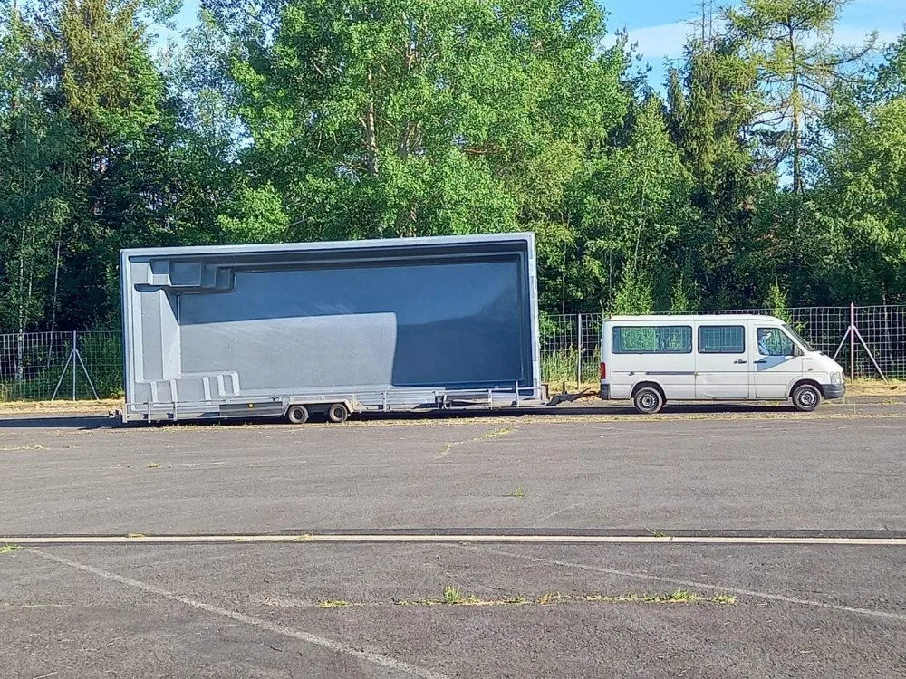 Řidič převážel obří bazén, svým nákladem porušil maximální povolené rozměry a neměl potřebné povolení