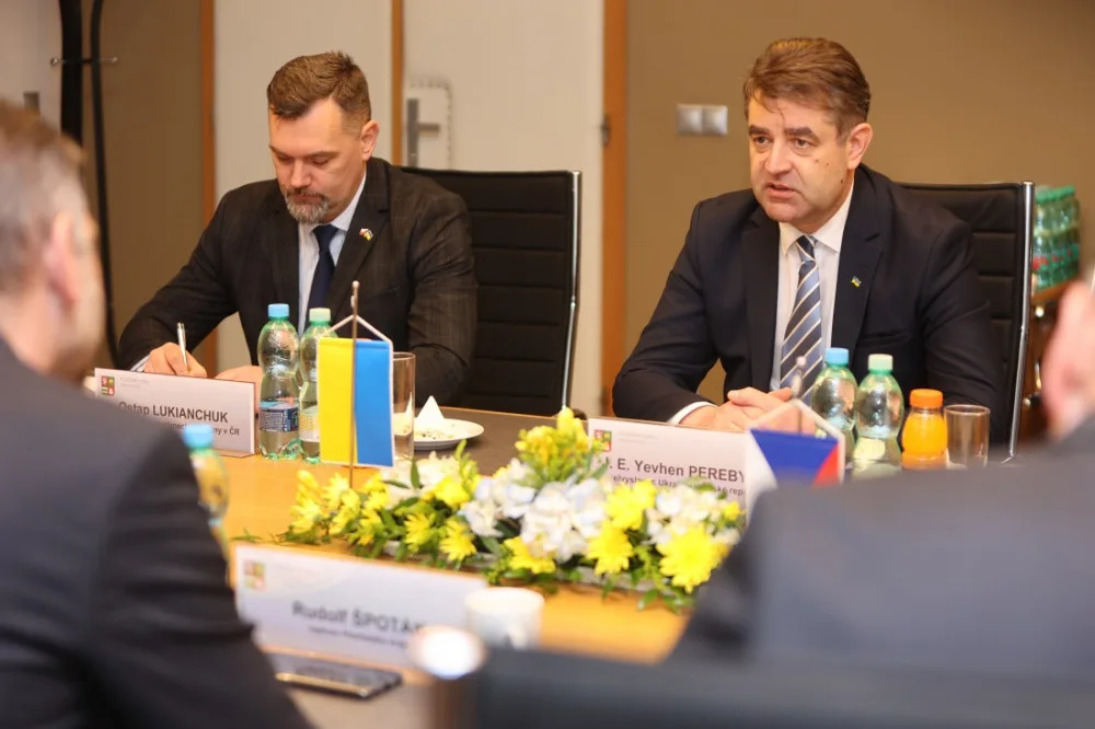 Jevhen Perebyjnis (vpravo))