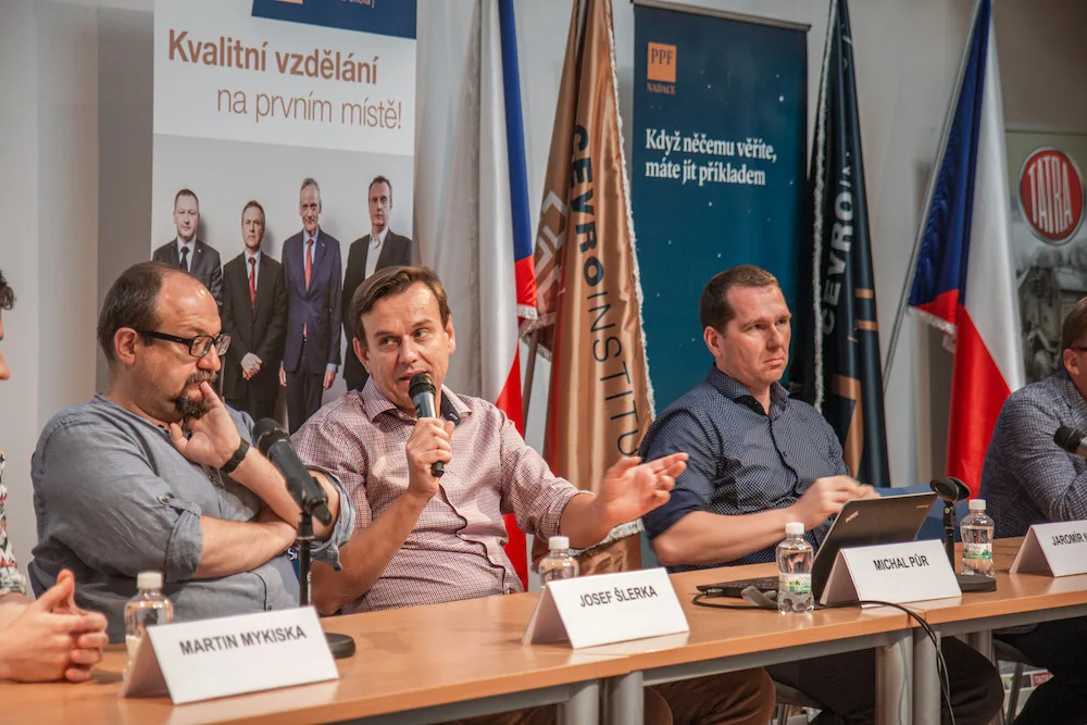 Blokování nás nespasí, lepší je kvalitní mediální výchova, říká výkonný ředitel sdružení, které vyplo proruské weby