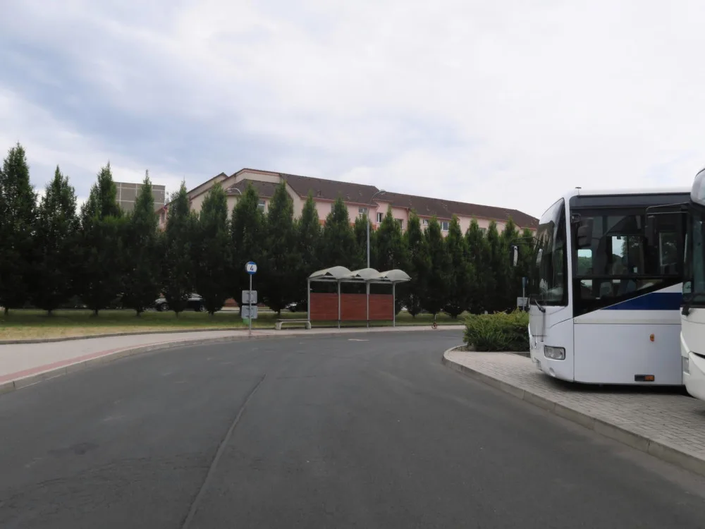 Žena s chodítkem upadla, když autobus projel zatáčkou. Policie hledá svědky
