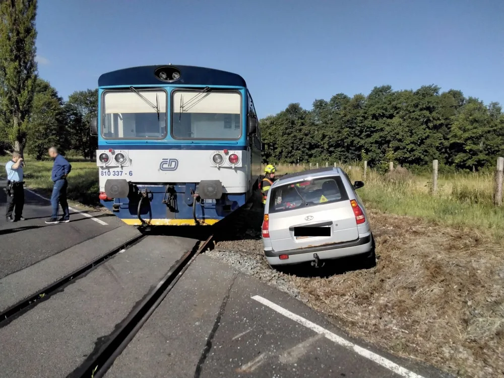 Vlak smetl na železničním přejezdu osobní automobil, posádka vyvázla jako zázrakem bez zranění