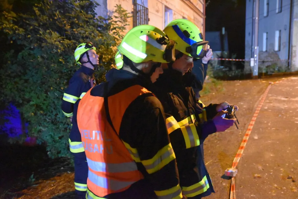 Na Karlovarsku se zřítila část bývalé porcelánky. Zasahovalo sedm jednotek hasičů