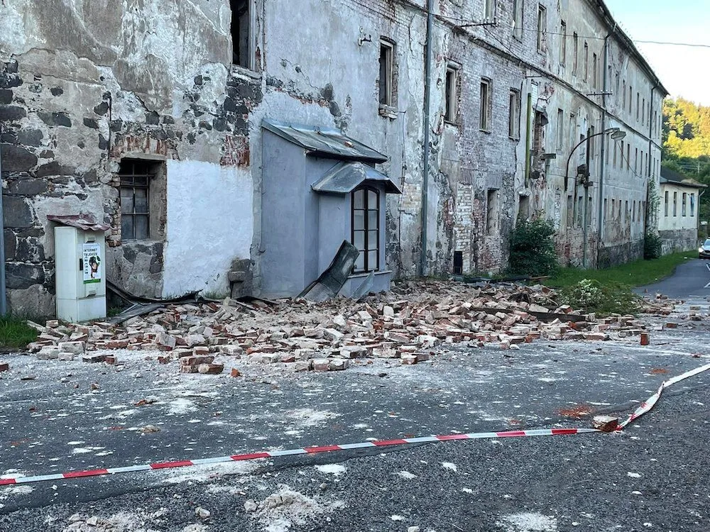 Na Karlovarsku se zřítila část bývalé porcelánky. Zasahovalo sedm jednotek hasičů