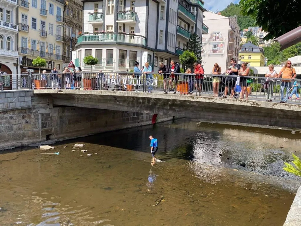 Kuriózní zásah městské policie, strážníci lovili z řeky hůl nešťastné turistky