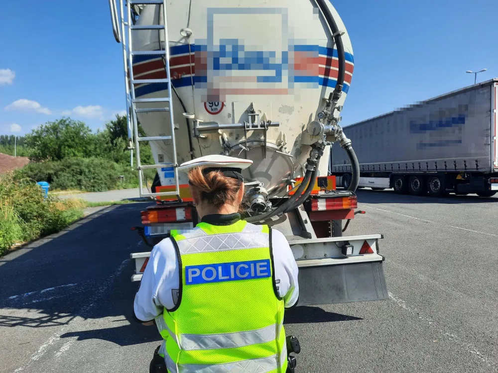 Při kontrole 35 náklaďáků a autobusů odhalili policisté 22 přestupků, jeden motorista řídil pod vlivem drog