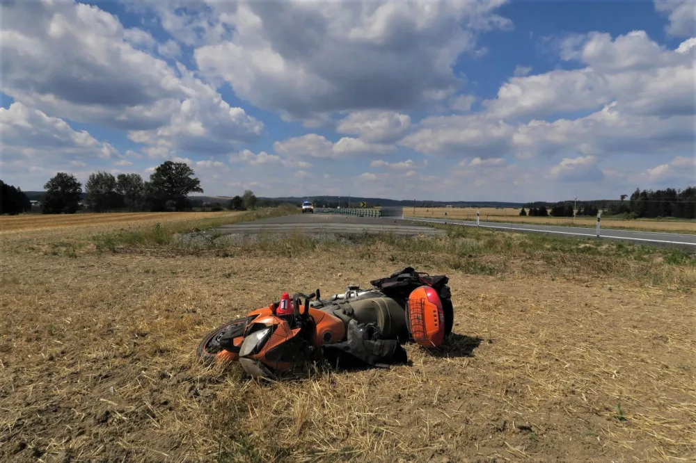 Hrozivá statistika víkendových nehod motocyklů na Karlovarsku, pro tři zraněné motorkáře přiletěl vrtulník
