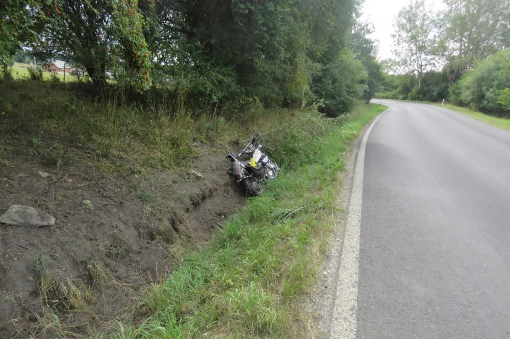 Hrozivá statistika víkendových nehod motocyklů na Karlovarsku, pro tři zraněné motorkáře přiletěl vrtulník