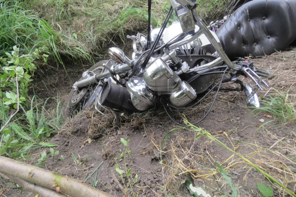 Hrozivá statistika víkendových nehod motocyklů na Karlovarsku, pro tři zraněné motorkáře přiletěl vrtulník