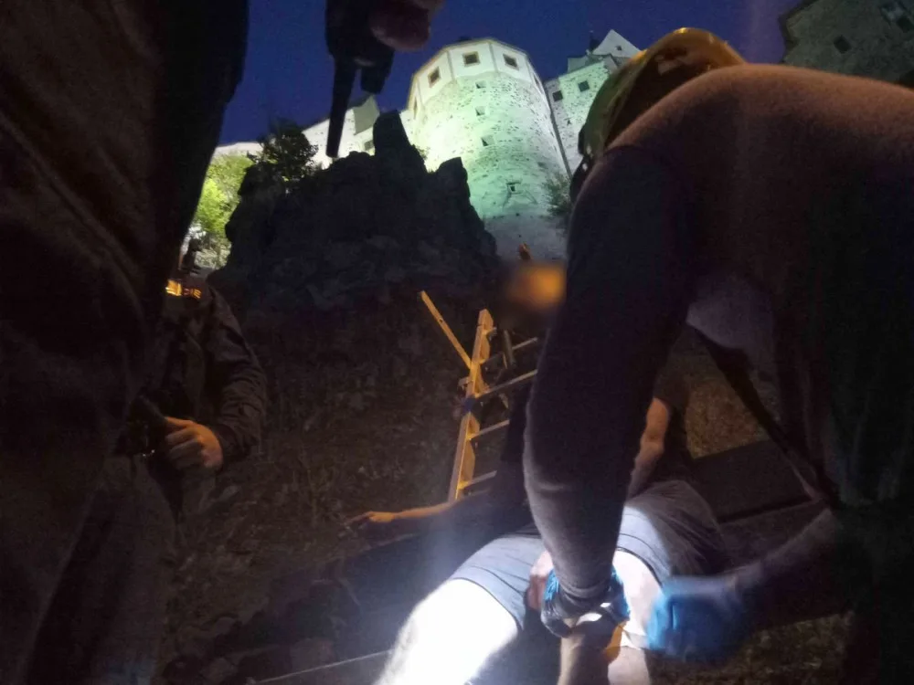 Na skále pod Loktem se zasekl turista. Hasiči k němu slaňovali z oken hradu