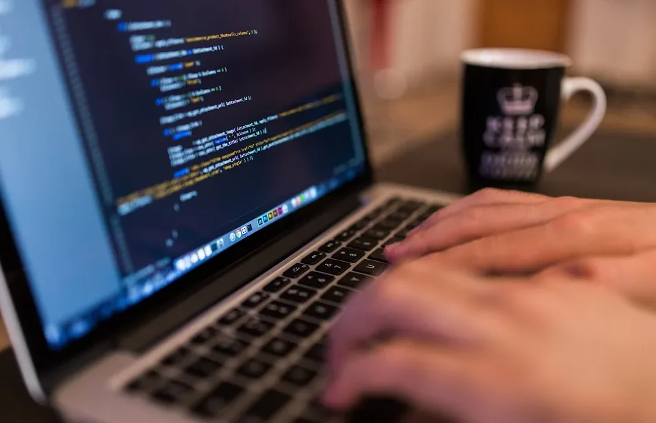 Policisté vyhlíží jednání vlády.  Projedná zákon proti šíření teroristického obsahu on-line