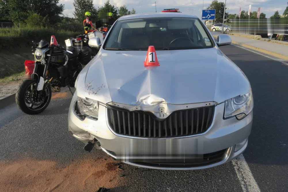 Řidiči osobáku upadl za jízdy na ruku žhavý oharek od cigarety, lekl se a zezadu narazil do dvou motorkářů