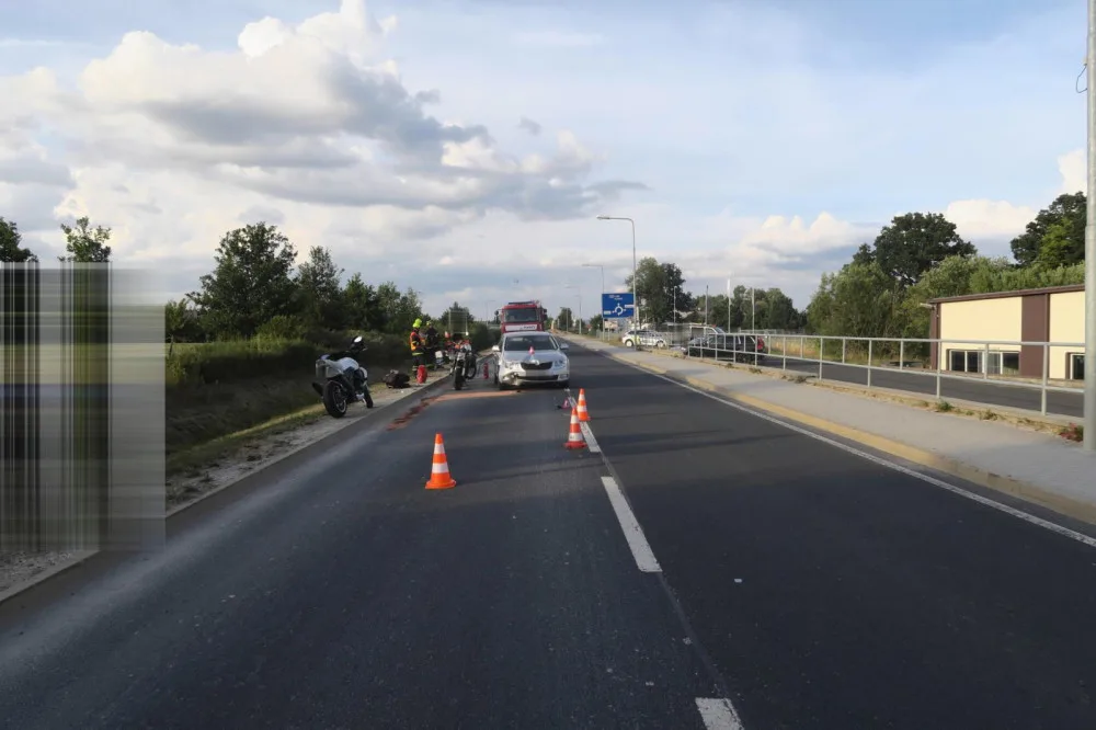 Řidiči osobáku upadl za jízdy na ruku žhavý oharek od cigarety, lekl se a zezadu narazil do dvou motorkářů