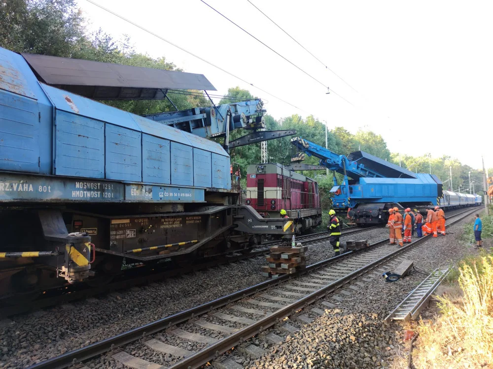 U Chebu se podařilo vyprostit lokomotivu, která v úterý vykolejila