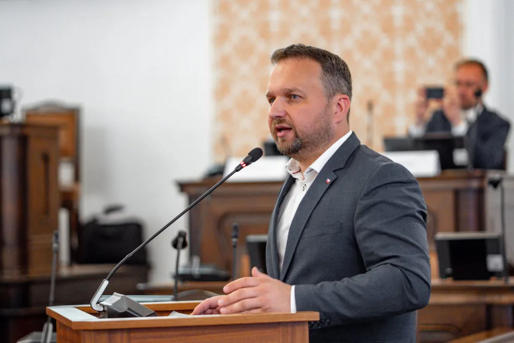 Jurečka: Příspěvek 5000 Kč na dítě začnou úřady žadatelům vyplácet 24. srpna