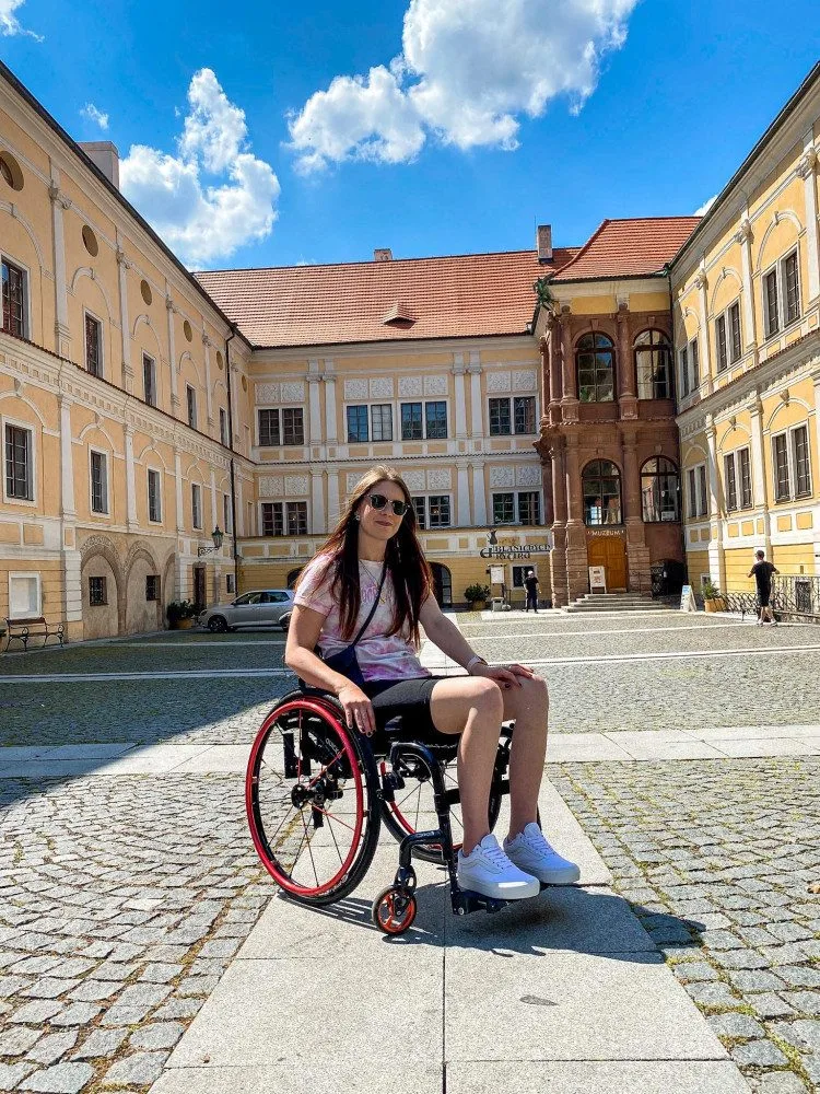 Odrazila se z dřepu do bazénu a teď je na vozíčku. Věřím, že se zase postavím na nohy, říká Petra