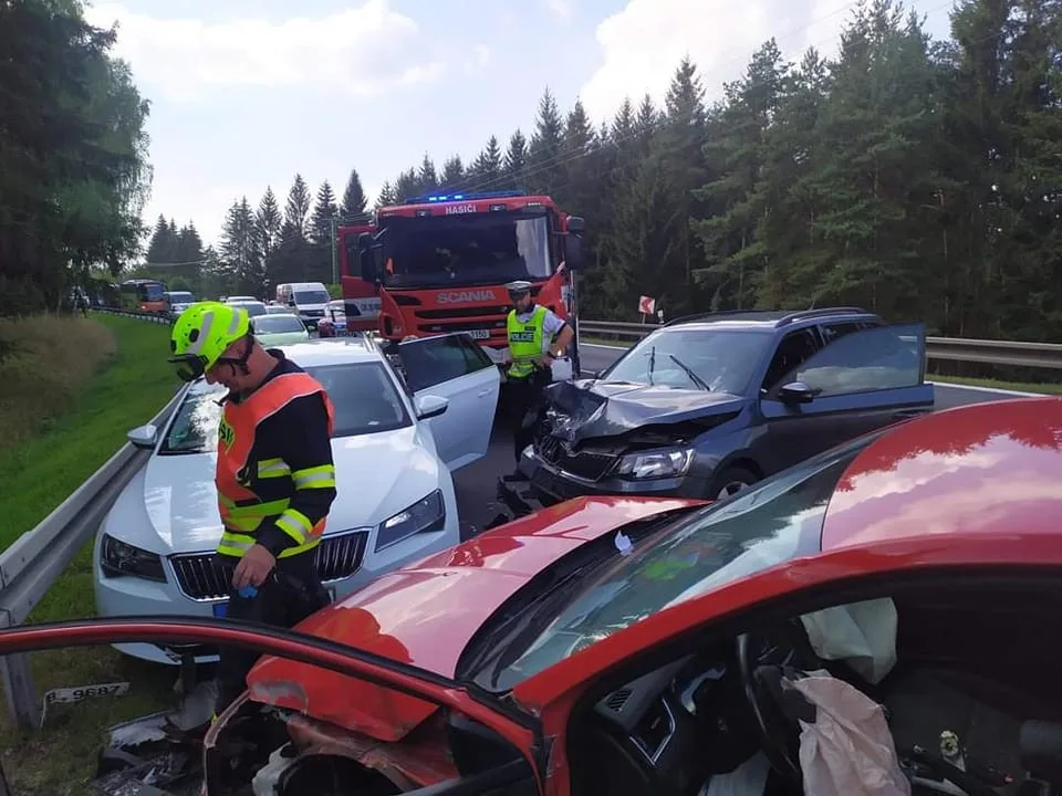 Při střetu čtyř automobilů na výjezdu z Karlových Varů se zranily dvě ženy