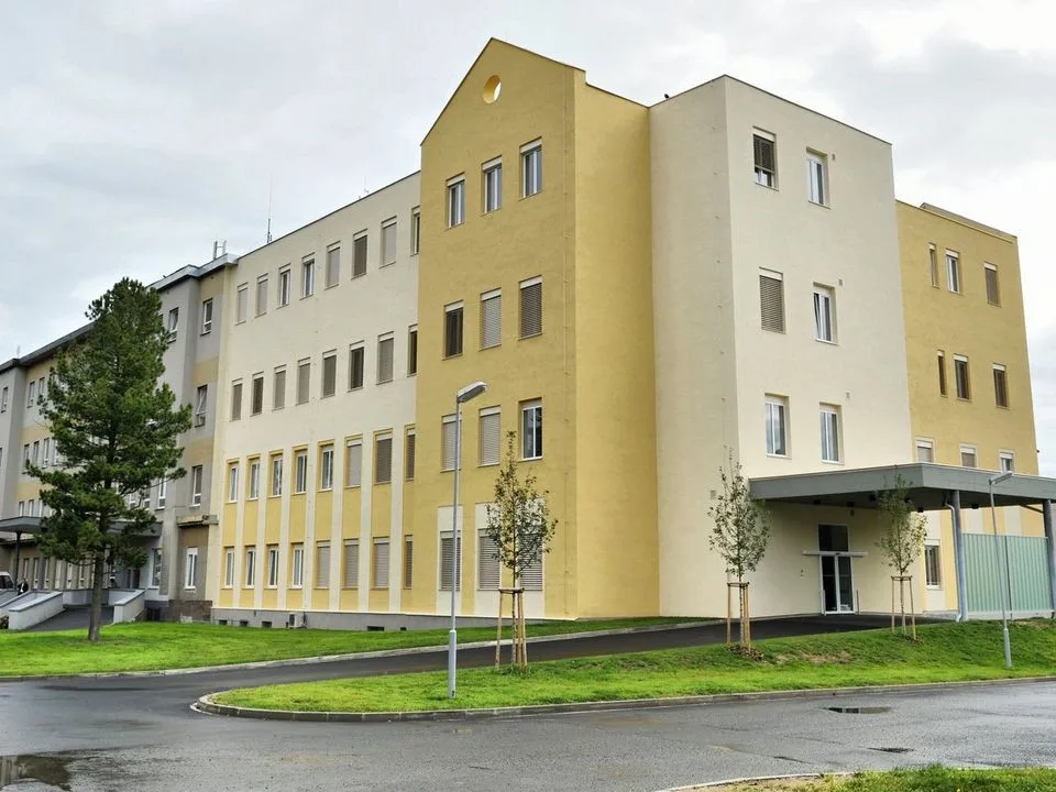 Dostavba nemocnice v Chebu spěje ke konci, nová oddělení se otevřou podzim.