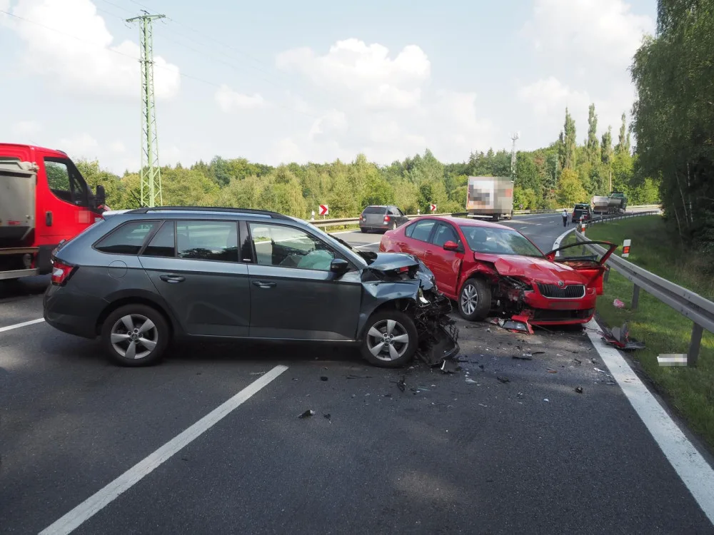 Dvě zraněné řidičky a škoda 160 tisíc korun. Nehoda tří aut zastavila provoz u Varů.