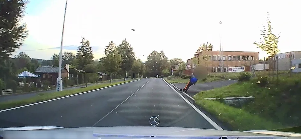 VIDEO: Muž spadl z elektrické koloběžky. Nadýchal 3,71 promile