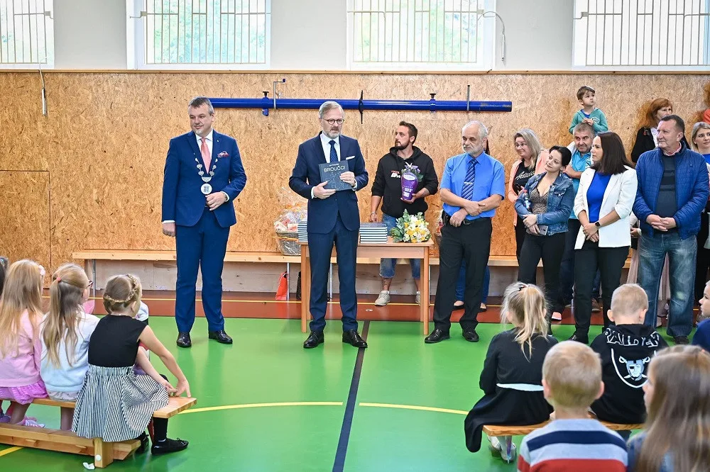 Premiér zahájil školní rok v ZŠ v Ostrově, popřál žákům, aby je učení bavilo