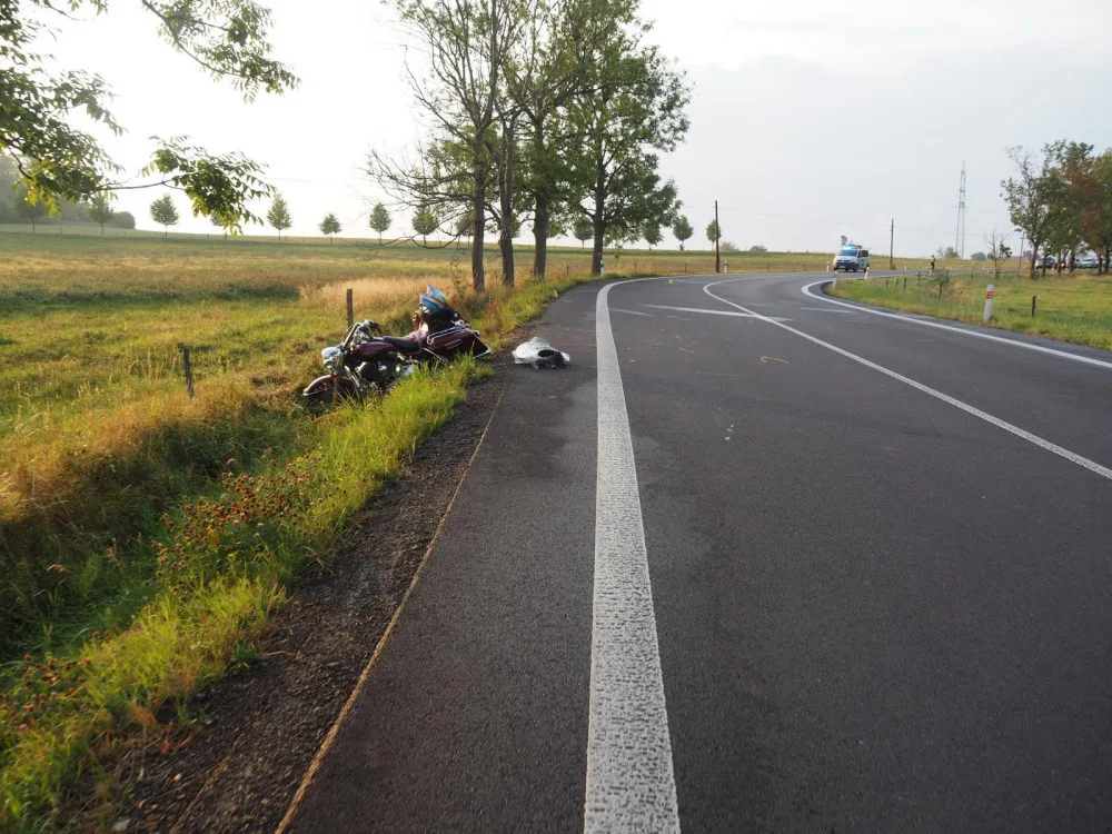 Sedmašedesátiletý řidič motocyklu značky Harley Davidson jel z Bochova směrem do obce Kojšovice.