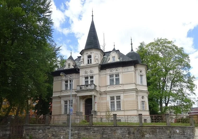 V Aši jde do dražby historická vila. Dříve sloužila policistů