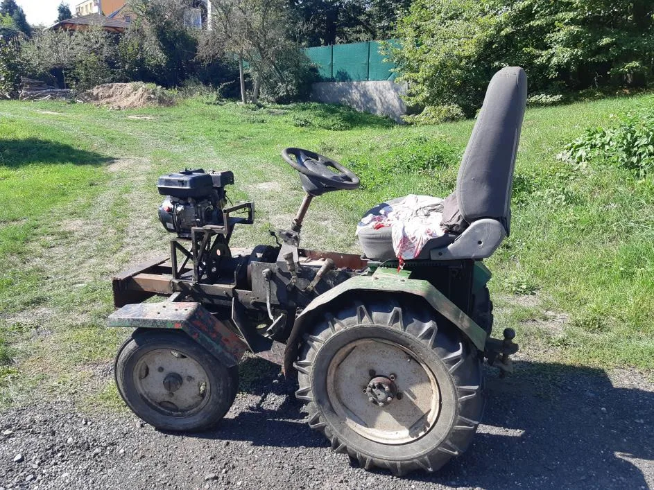 Na tomto traktoru vlastní výroby jel opilý muž bez řidičského průkazu
