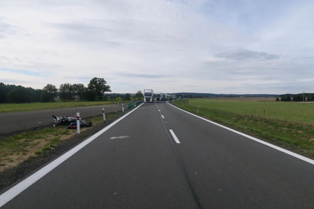 Jednašedesátiletý motorkář narazil do značky. Letěl pro něj vrtulník