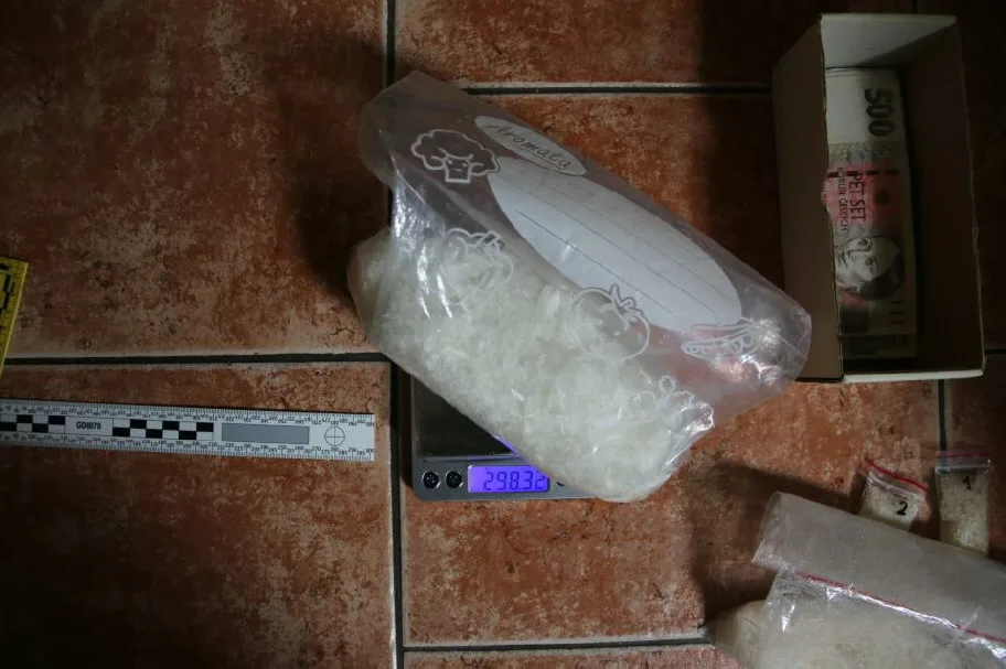Policie zadržela na Sokolovsku dealery pervitinu, čtyři muže obvinila